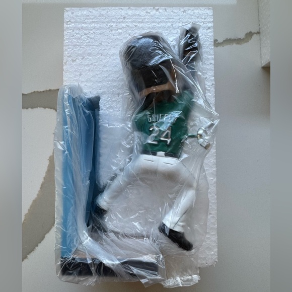 Ken Griffey Jr. Home Run Robbery Bobblehead - Picture 5 of 5